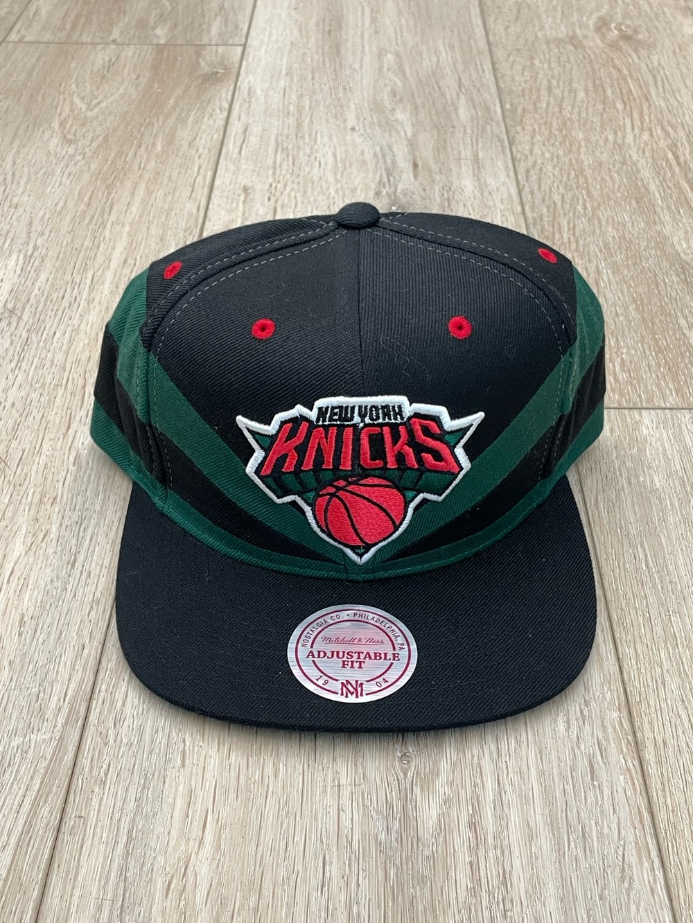 Mitchell & Ness New York Knicks Black, Green Retro Snapback